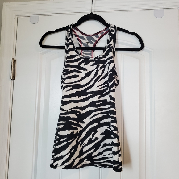 2 ATHLETIC TRAINING TOPS - Picture 5 of 7